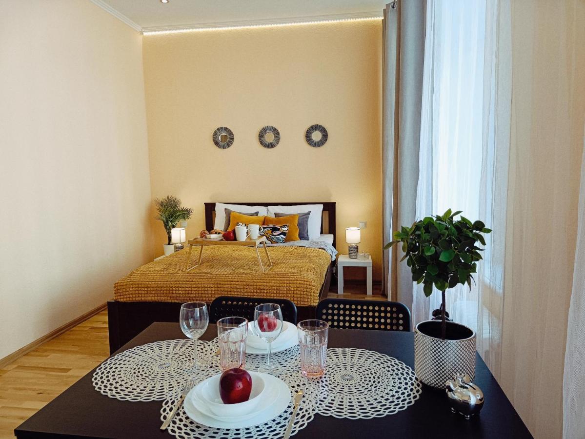 Centrally Located Studio Apartment Riga Luaran gambar