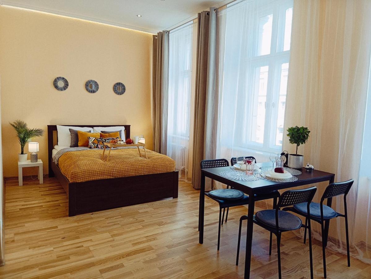 Centrally Located Studio Apartment Riga Luaran gambar