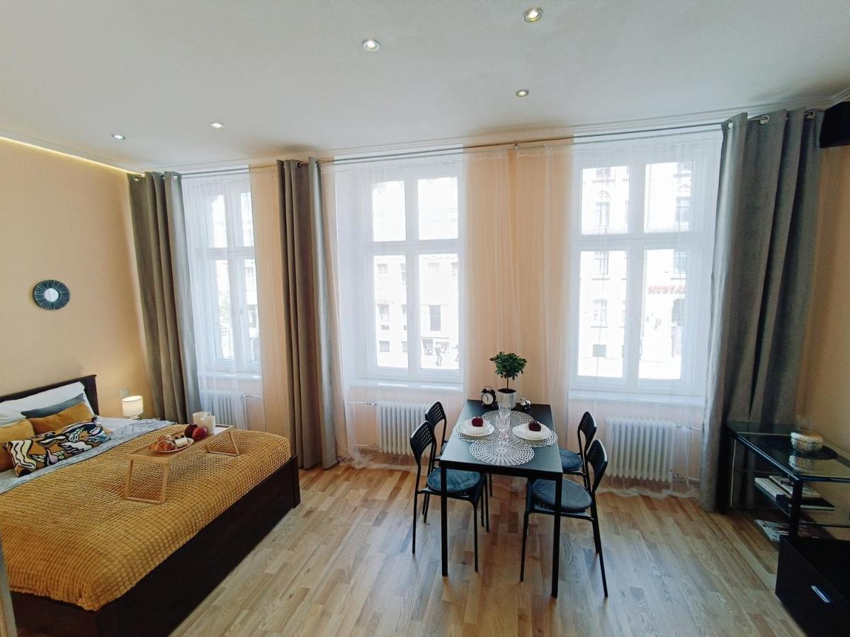 Centrally Located Studio Apartment Riga Luaran gambar