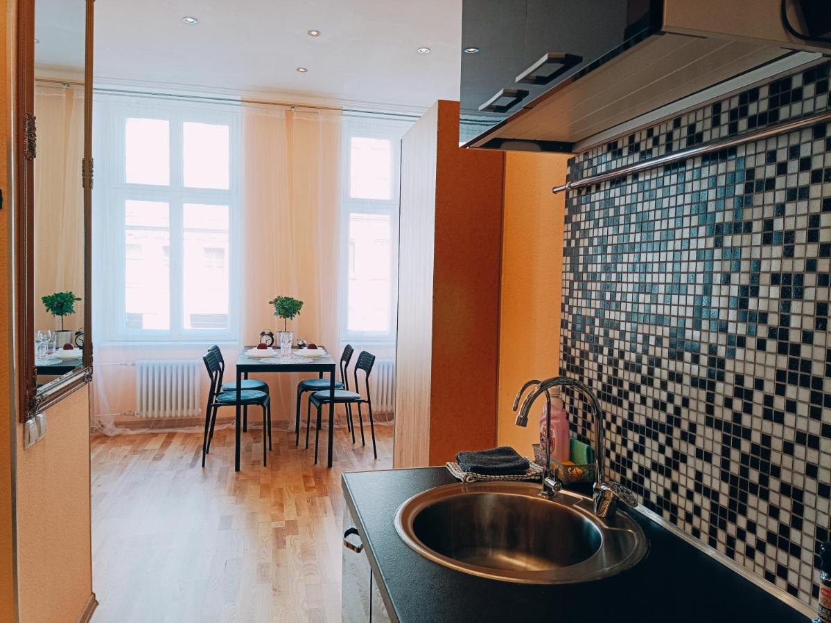 Centrally Located Studio Apartment Riga Luaran gambar